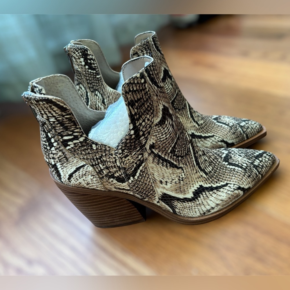 Vince Camuto Women's Gannilla Leather Western Booties - Picture 4 of 7